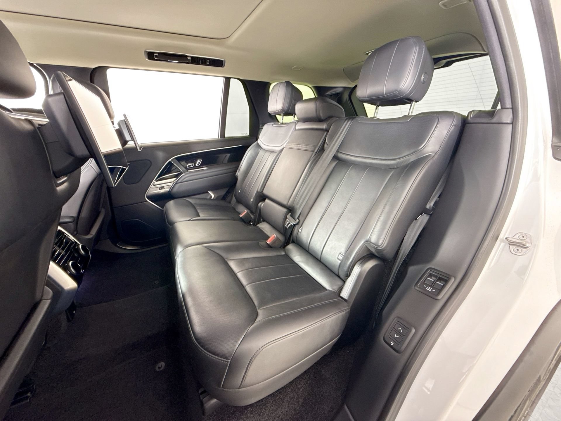 Used 2024 Land Rover Range Rover Long Wheelbase SE AWD/4WD image 19