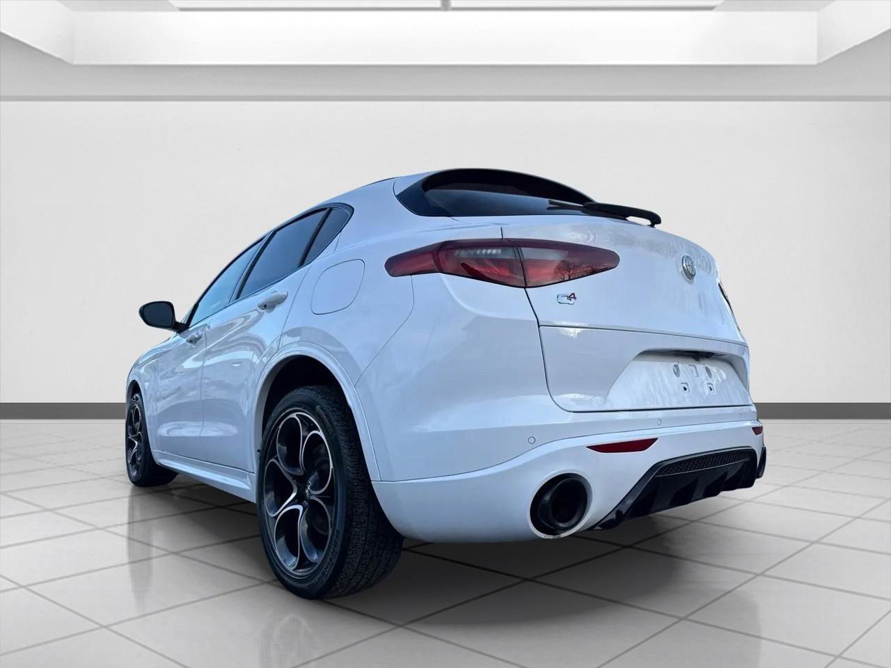 Used 2022 Alfa Romeo Stelvio Veloce image 4