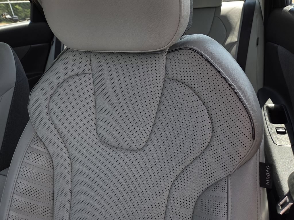 Used 2025 Hyundai Elantra Limited FWD image 17