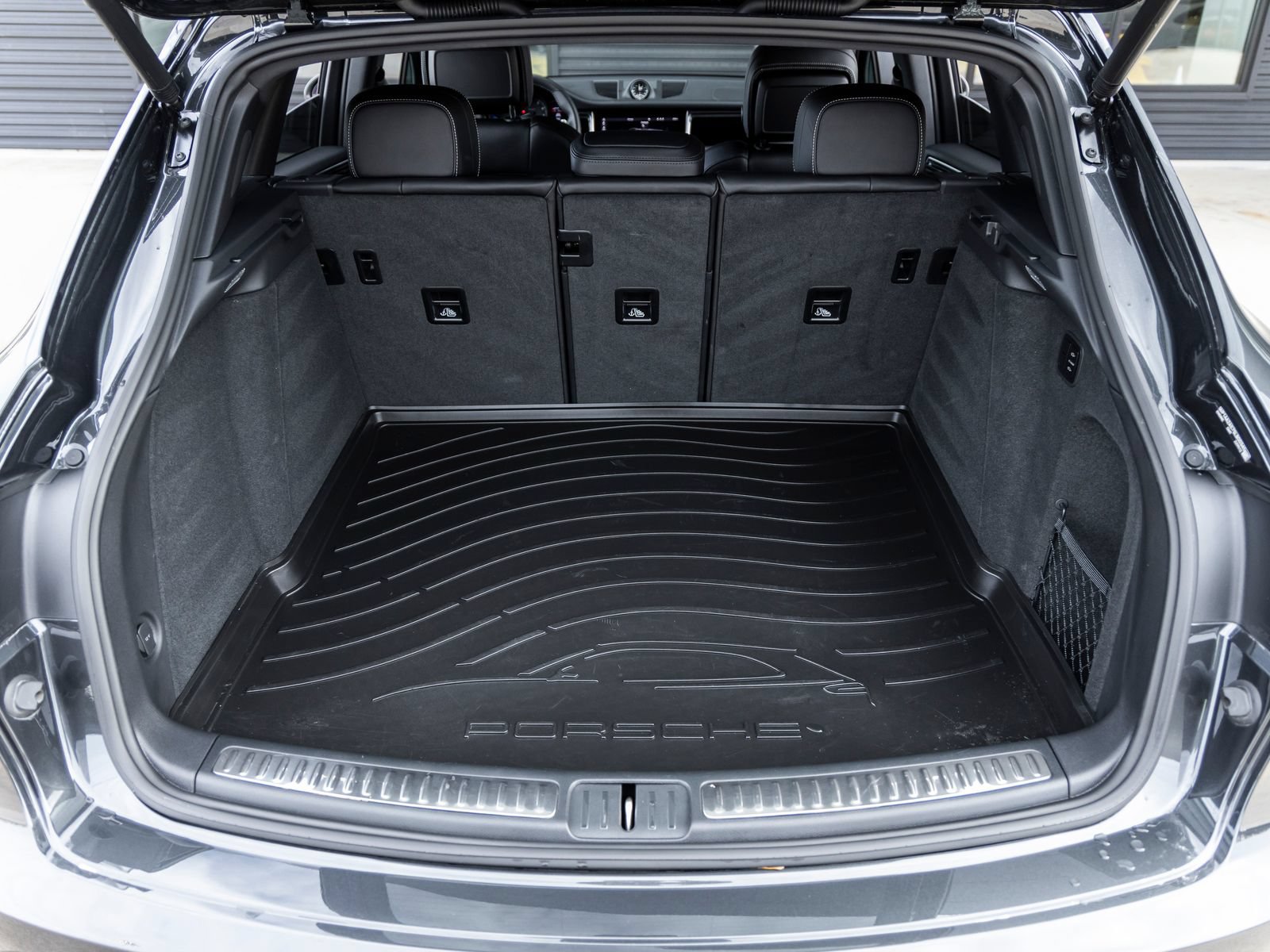 Certified 2025 Porsche Macan Turbo AWD/4WD image 33