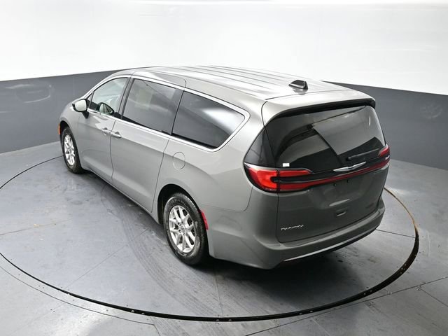 Used 2025 Chrysler Pacifica Select image 44