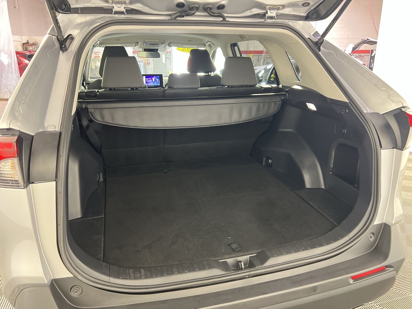 Used 2025 Toyota RAV4 XLE AWD/4WD image 26