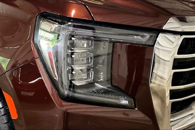 Used 2023 GMC Yukon XL SLT w/ SLT Luxury Package AWD/4WD image 4