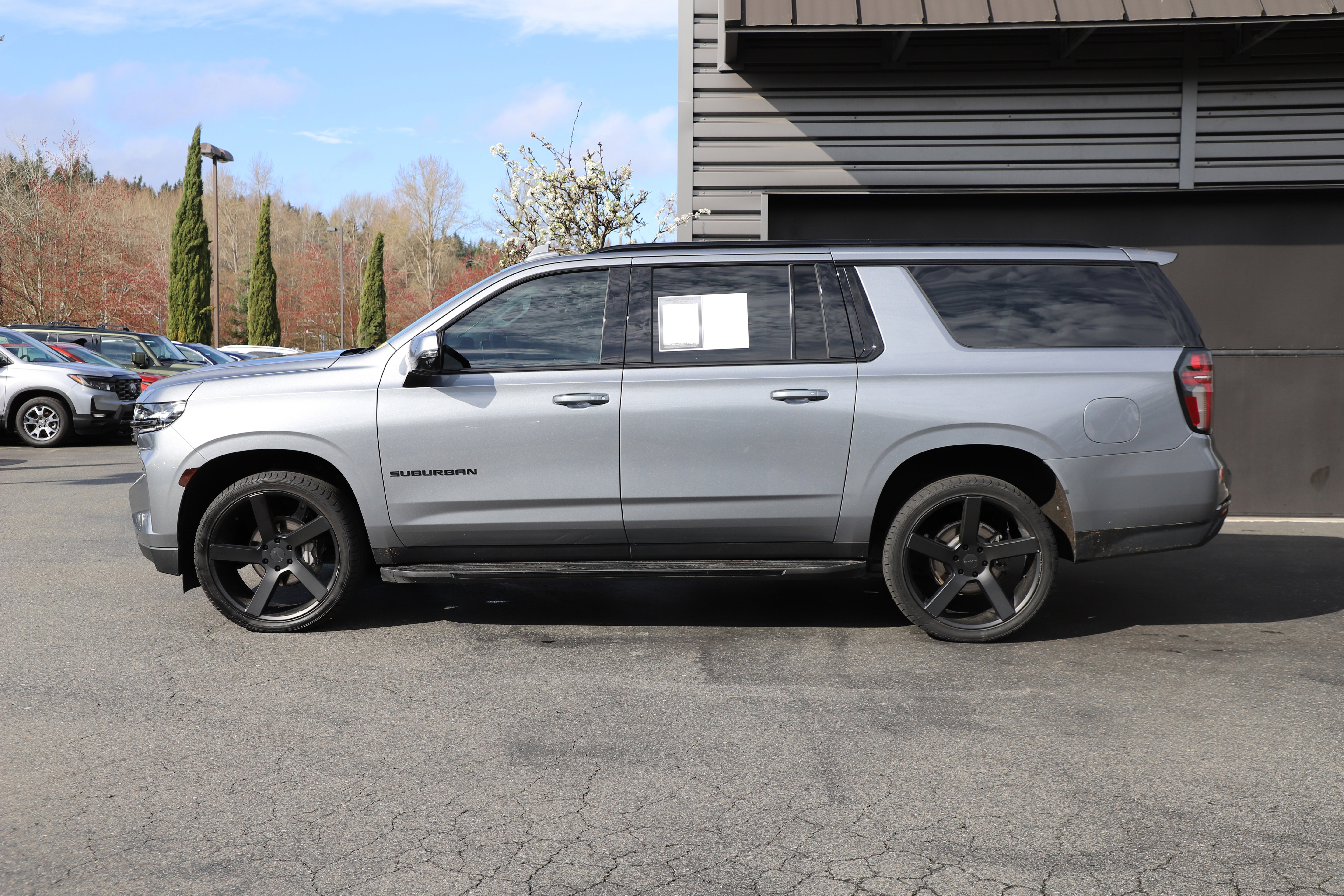 Used 2022 Chevrolet Suburban RST w/ Luxury Package image 7