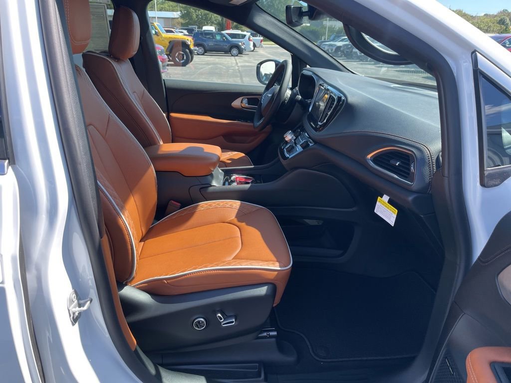 New 2026 Chrysler Pacifica Pinnacle image 17