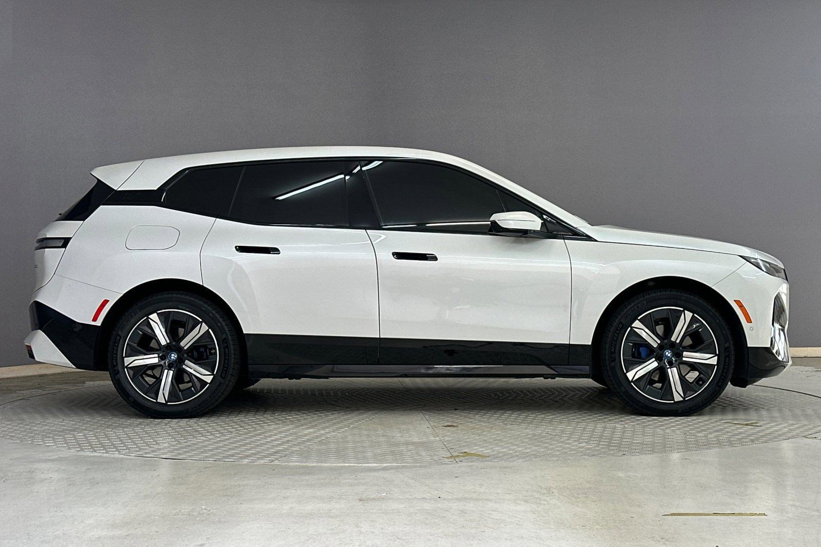 Used 2024 BMW iX xDrive50 w/ Sport Package image 7