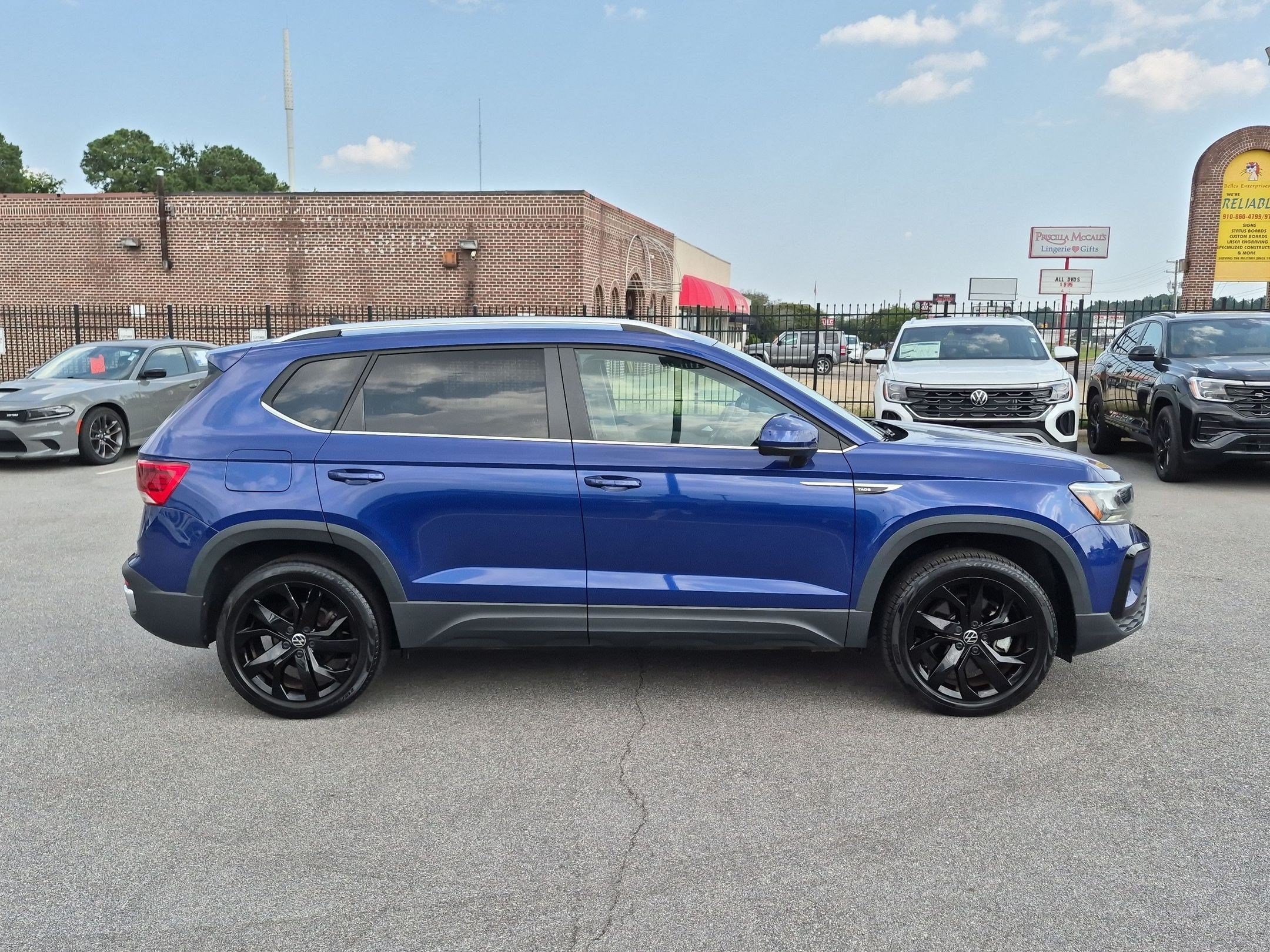 Used 2023 Volkswagen Taos SE FWD image 2