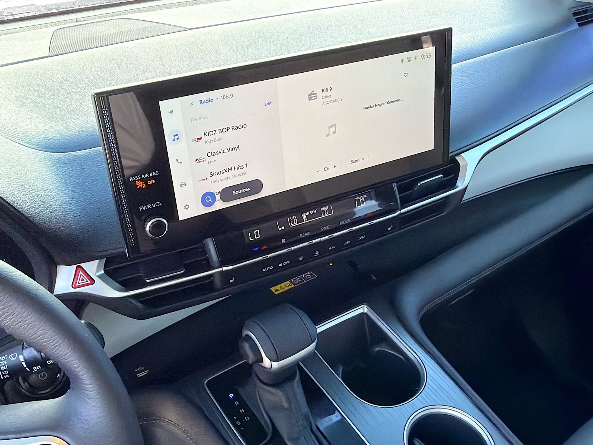 Used 2025 Toyota Sienna XLE w/ XLE Plus Package FWD image 28