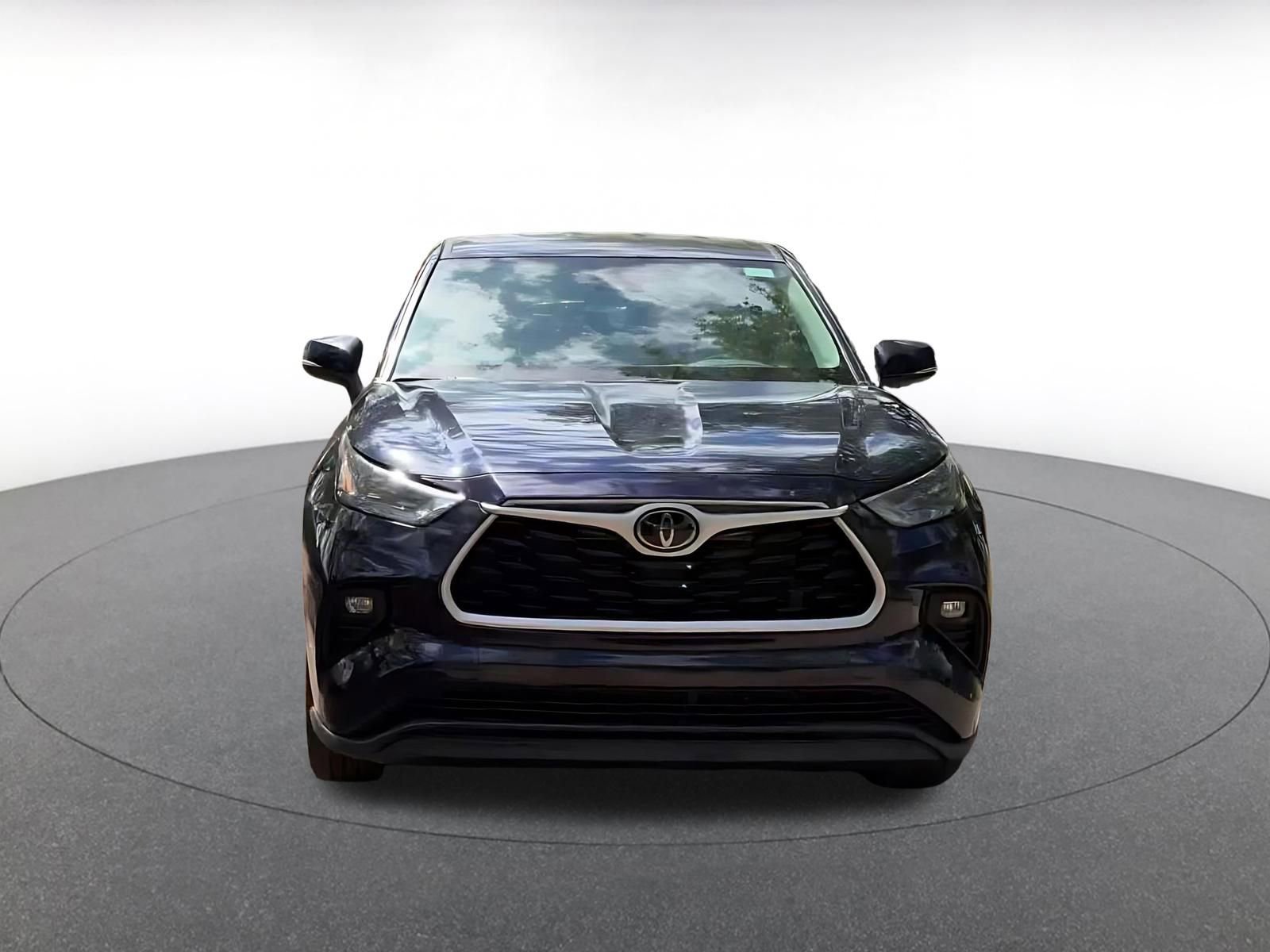 Used 2025 Toyota Highlander LE image 4