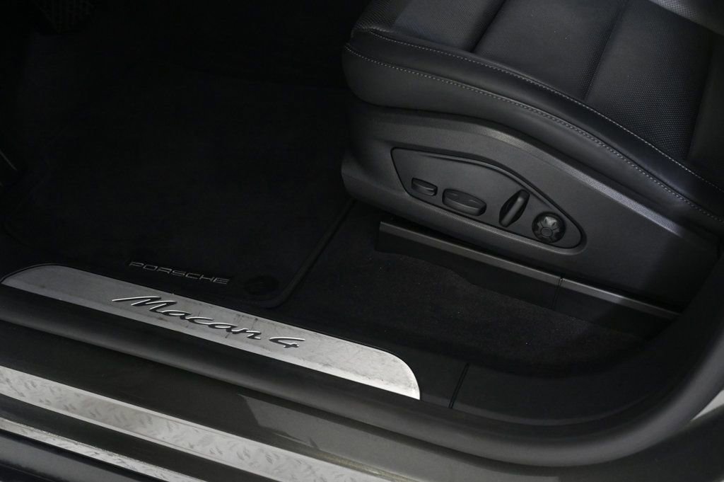 Certified 2025 Porsche Macan 4 Electric image 26