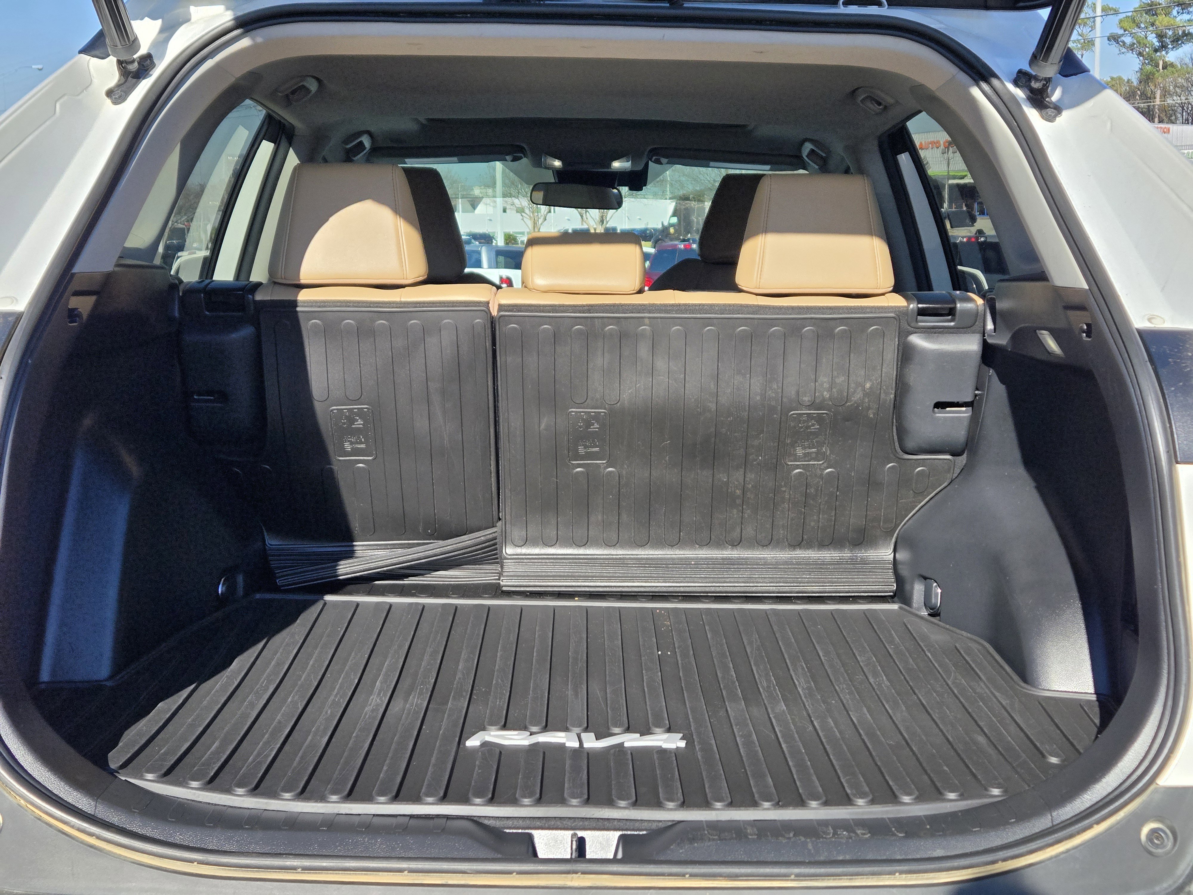 Used 2023 Toyota RAV4 XLE Premium image 10