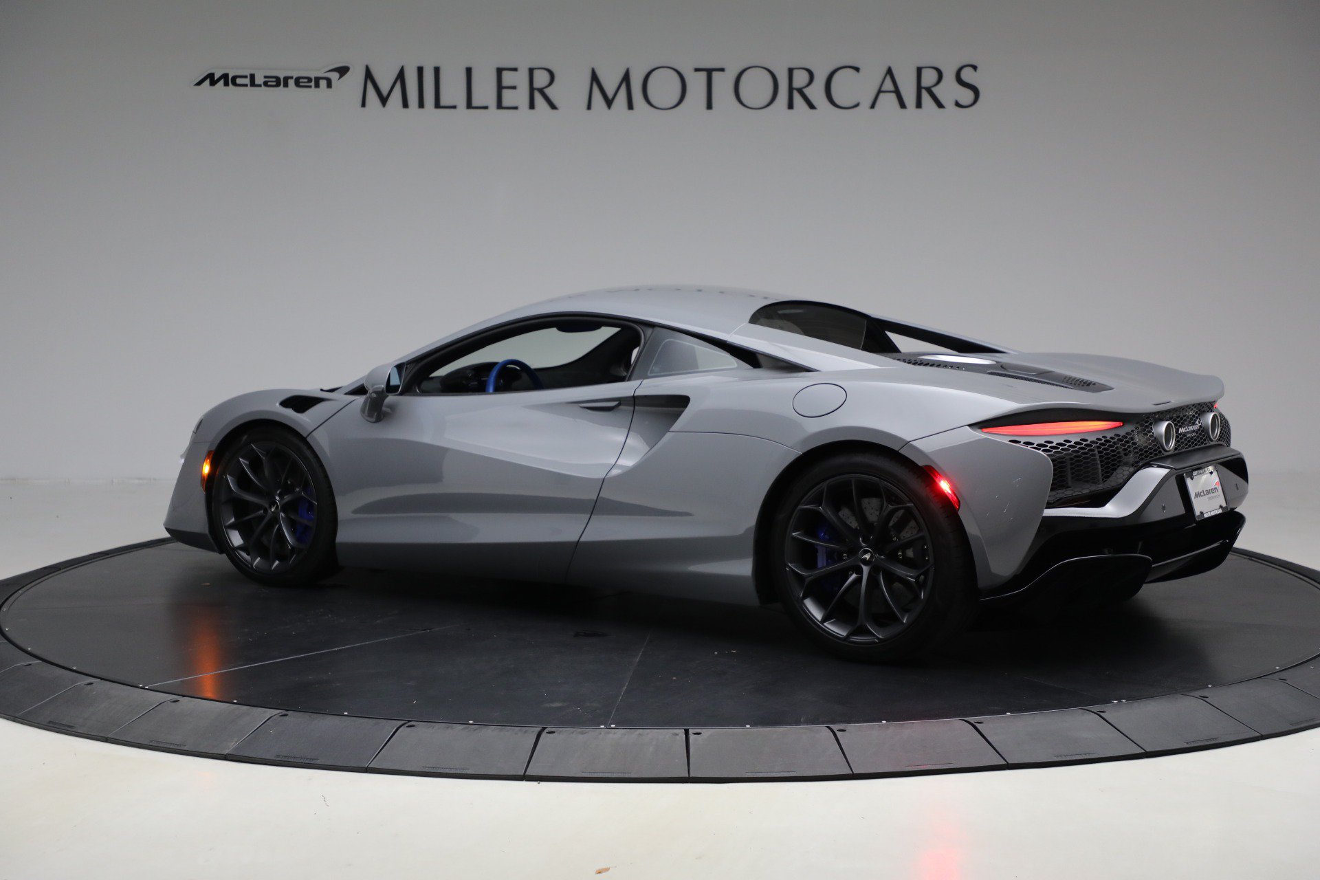 Used 2023 McLaren Artura RWD image 4