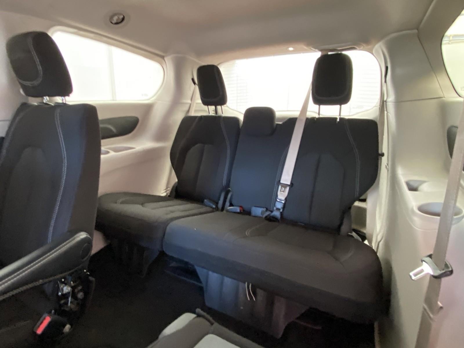 Used 2022 Chrysler Voyager LX image 18