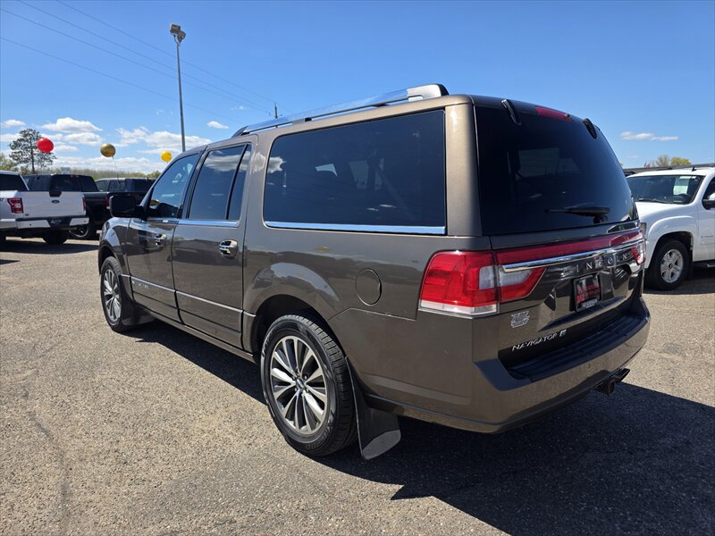 Used 2017 Lincoln Navigator L Select AWD/4WD image 4
