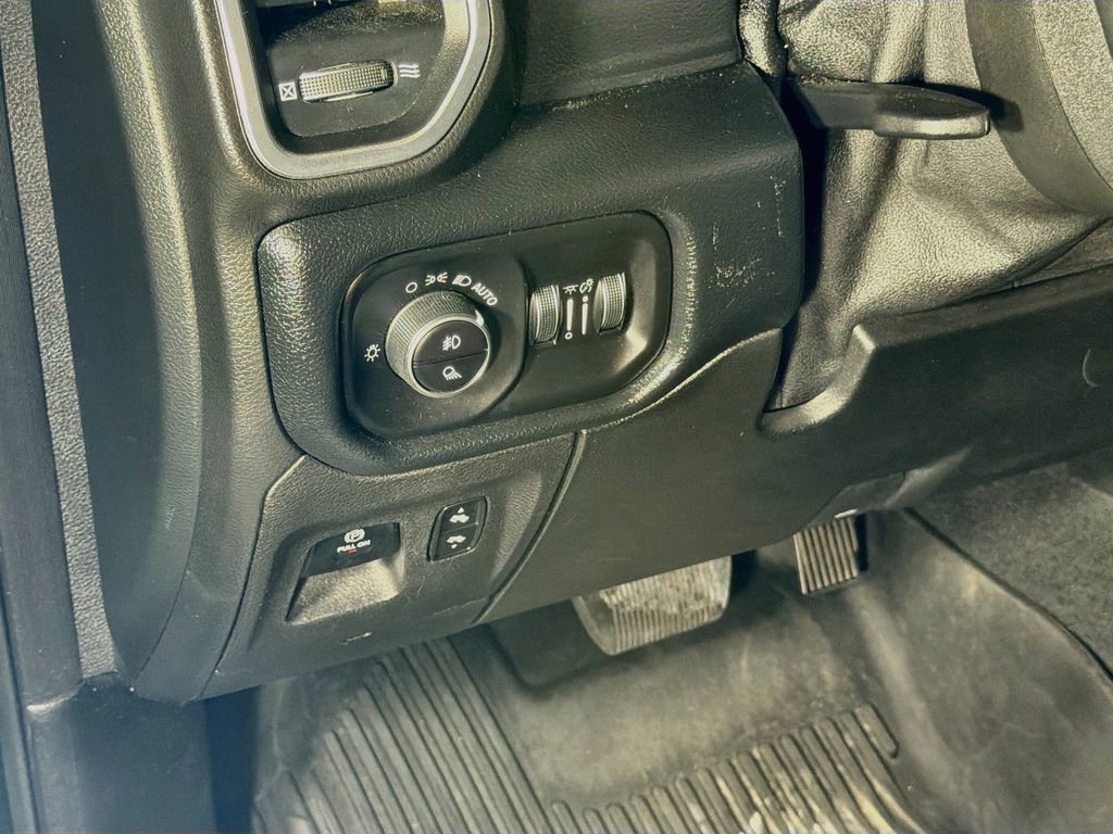 Used 2019 RAM 1500 Laramie AWD/4WD image 10