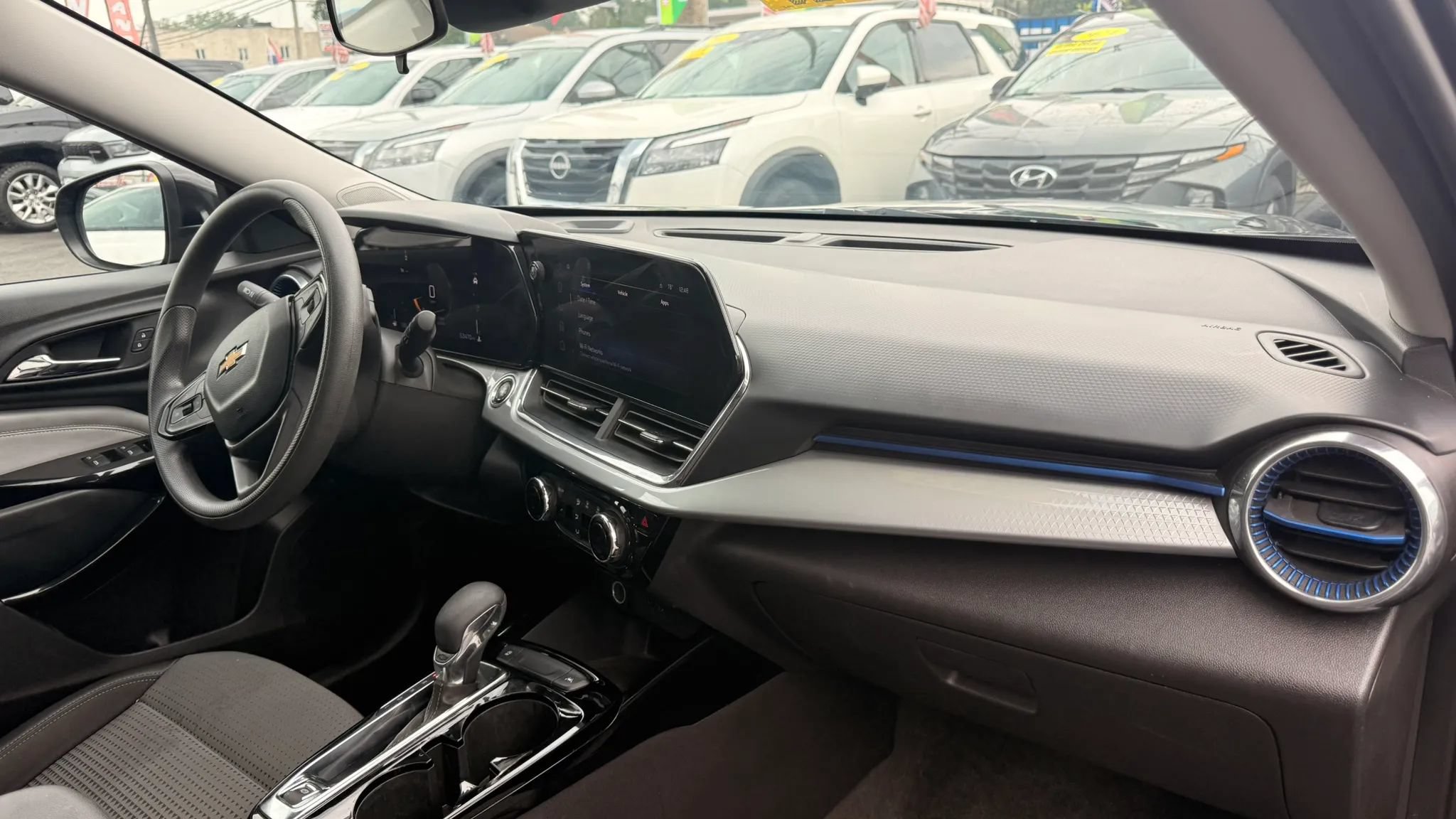 Used 2025 Chevrolet Trax LT FWD image 16