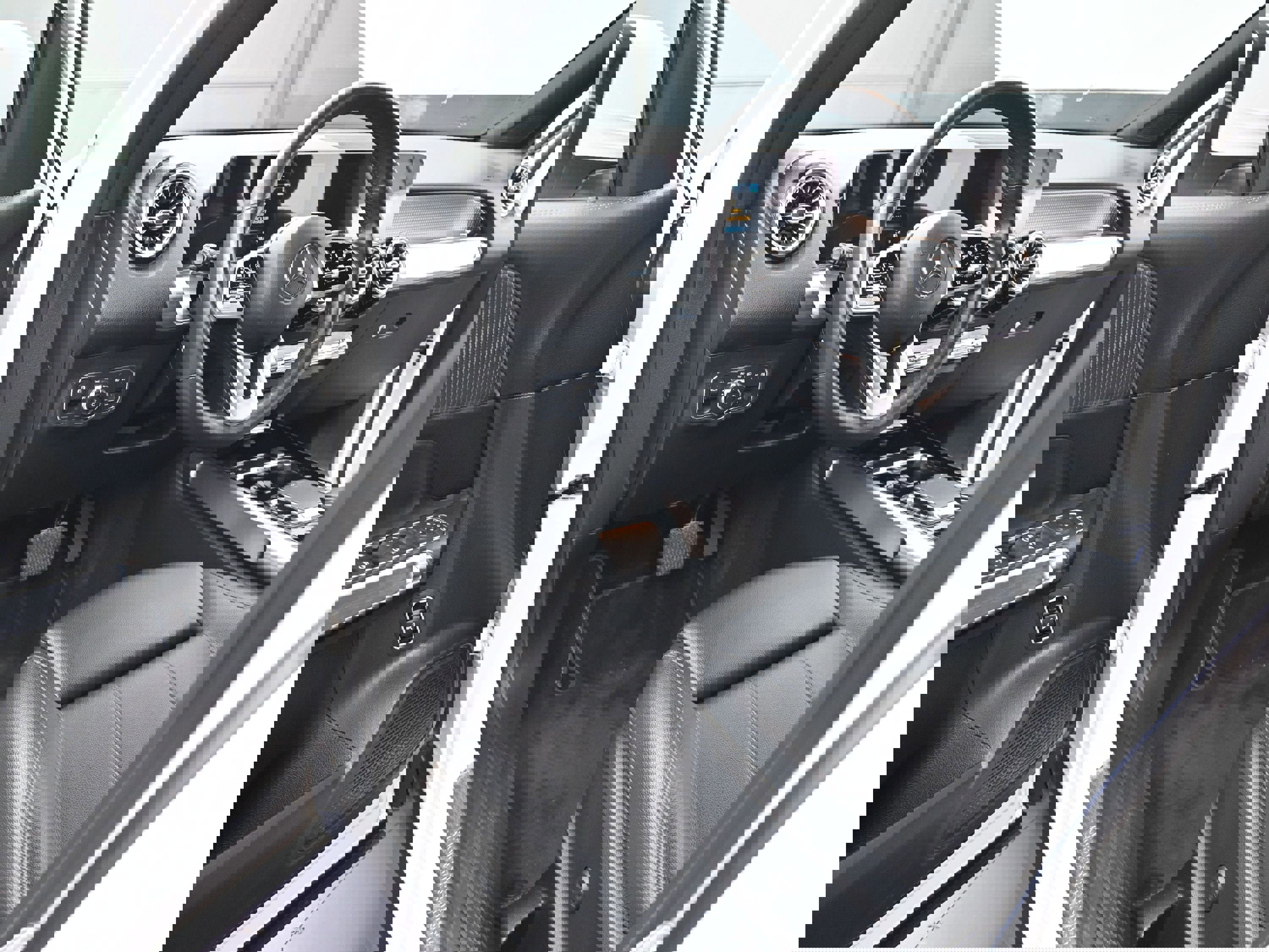 Used 2021 Mercedes-Benz GLB 250 4MATIC image 65