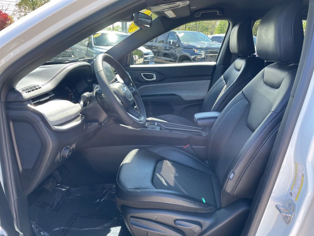 Used 2025 Jeep Compass Latitude image 4