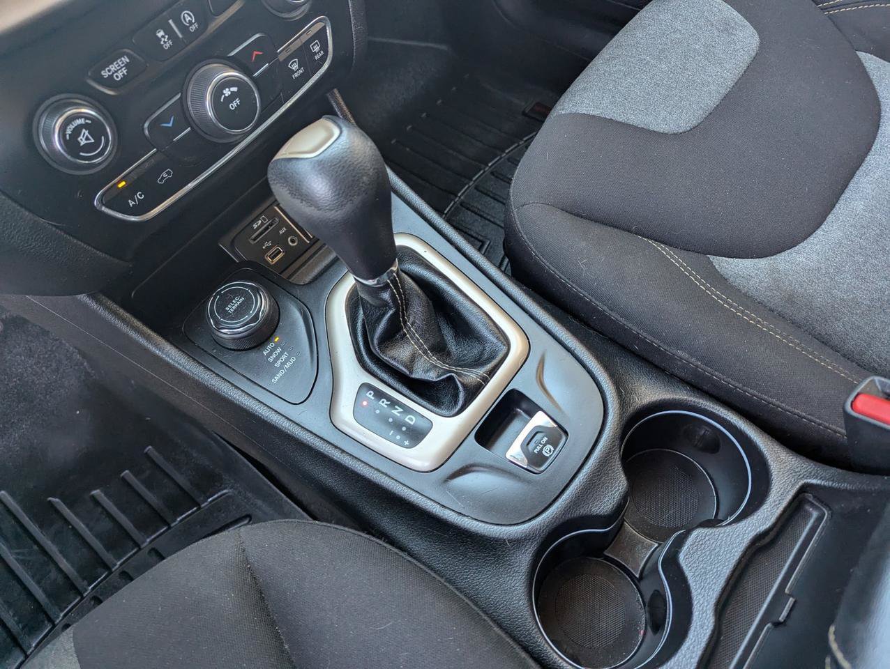Used 2018 Jeep Cherokee Latitude w/ Cold Weather Group AWD/4WD image 19