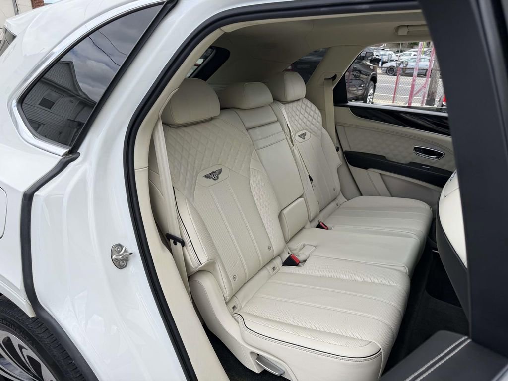 Used 2022 Bentley Bentayga AWD/4WD image 14