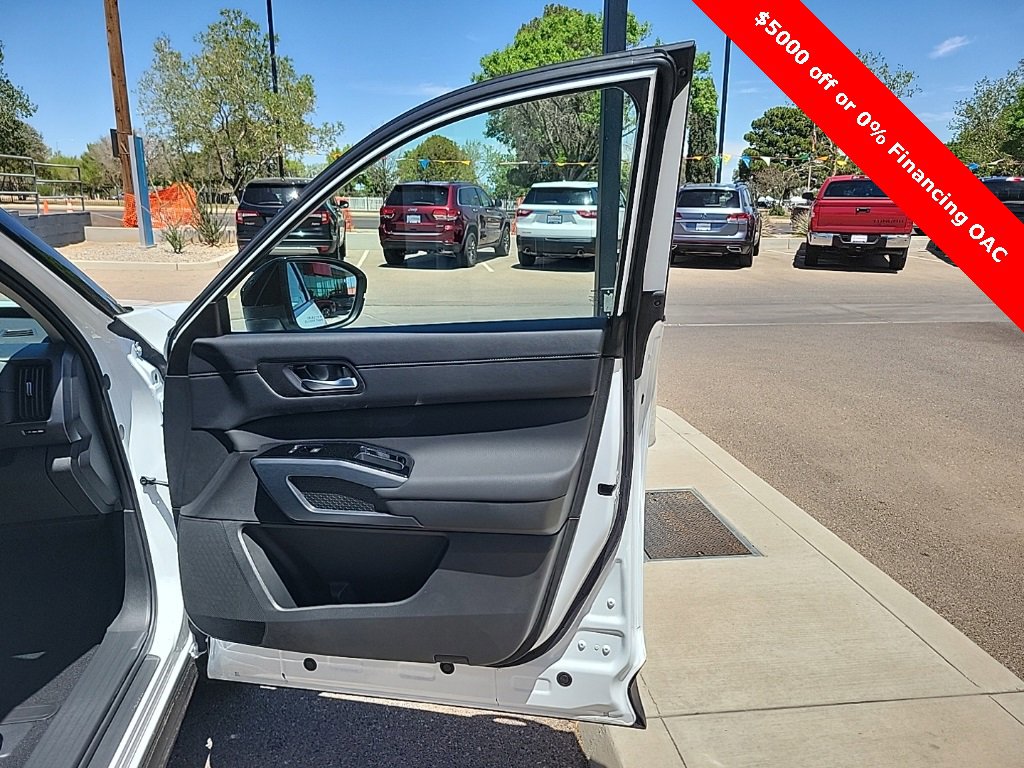 New 2025 Nissan Pathfinder SL w/ SL Premium Package image 18