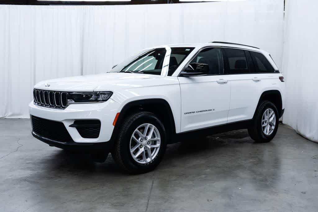 Used 2023 Jeep Grand Cherokee Laredo X AWD/4WD image 3