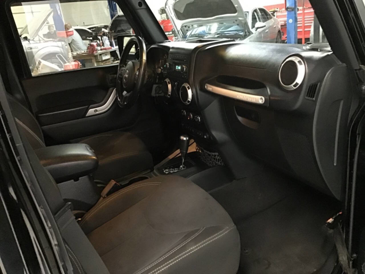 Used 2017 Jeep Wrangler Unlimited Sahara w/ Connectivity Group image 21