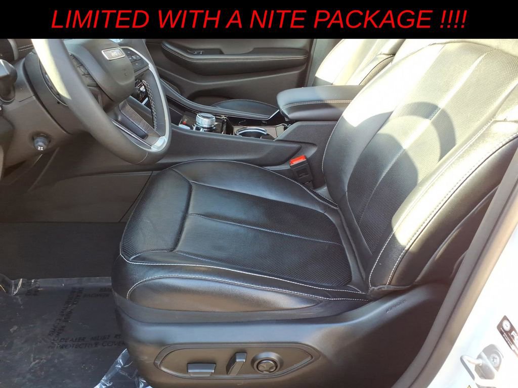 Used 2023 Jeep Grand Cherokee Limited w/ Luxury Tech Group II image 13