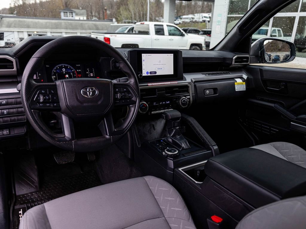 Used 2025 Toyota Tacoma SR5 AWD/4WD image 17