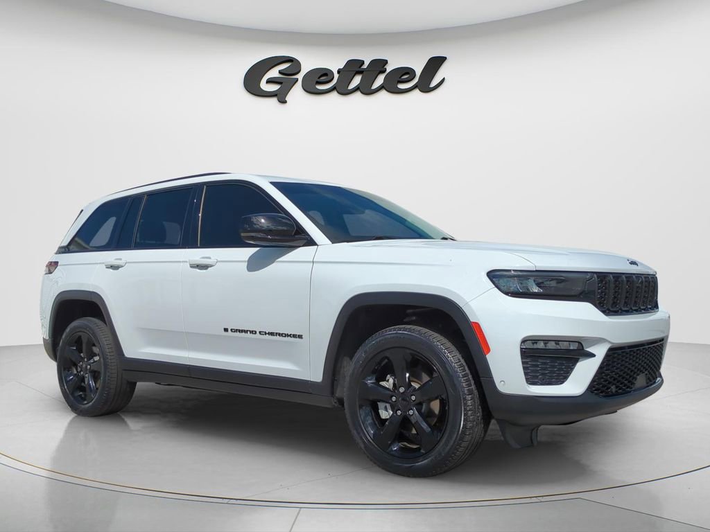 Used 2023 Jeep Grand Cherokee Limited w/ Luxury Tech Group II RWD image 3