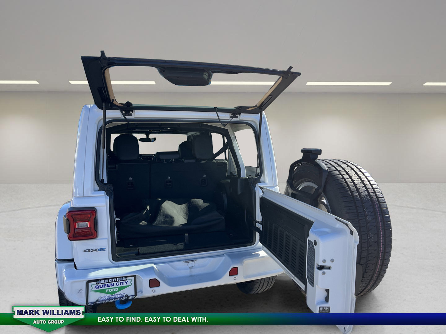Used 2023 Jeep Wrangler Unlimited Sahara image 25
