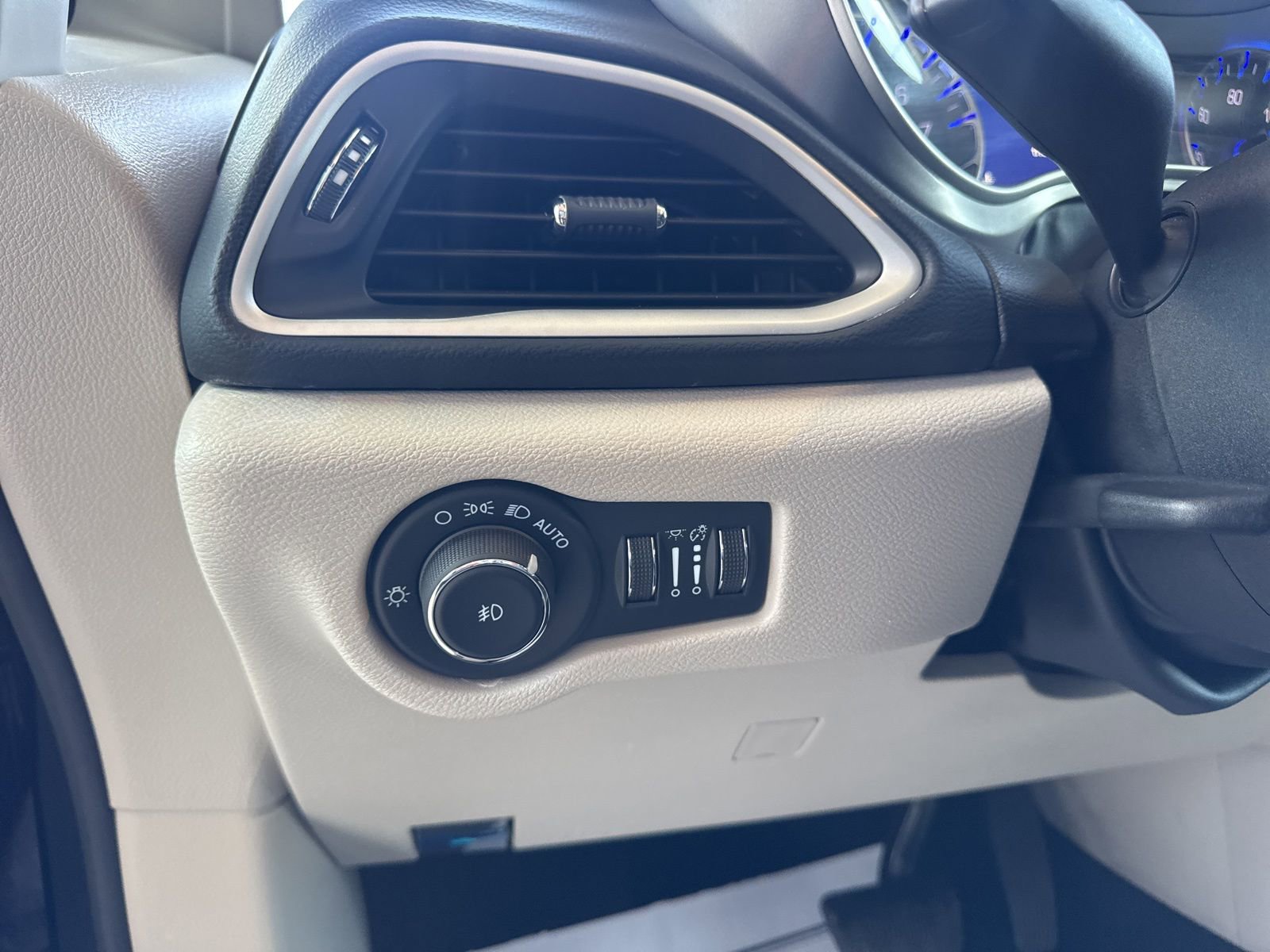 Used 2024 Chrysler Pacifica Touring-L FWD image 24