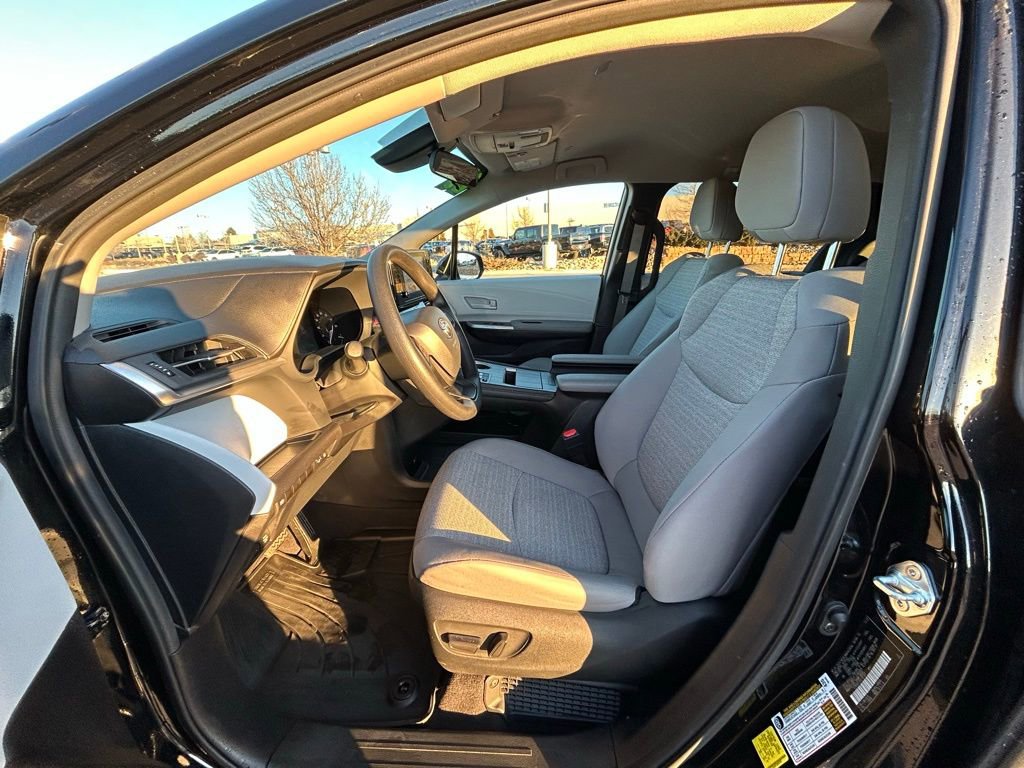 Used 2025 Toyota Sienna LE image 12