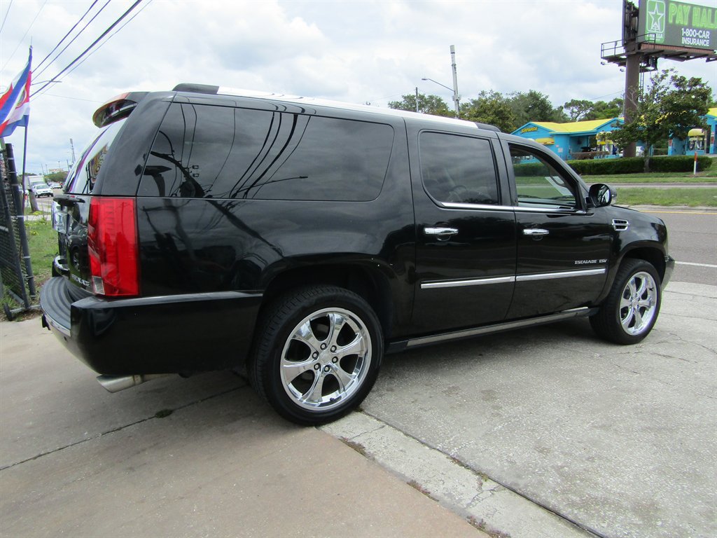 Used 2011 Cadillac Escalade ESV Premium RWD image 4
