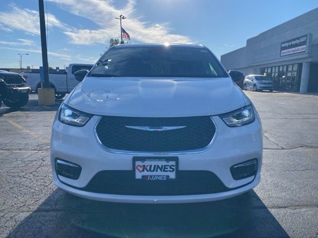 Used 2024 Chrysler Pacifica Limited image 16