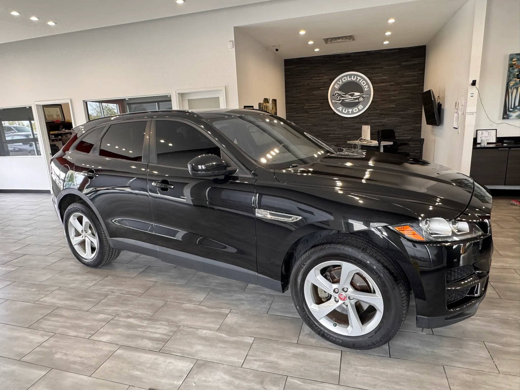 Used 2017 Jaguar F-PACE Premium AWD/4WD image 3