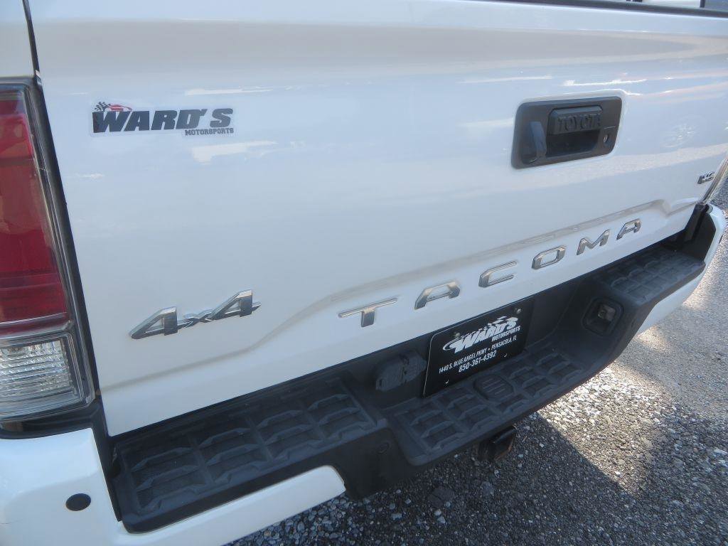 Used 2017 Toyota Tacoma Limited w/ Tow Package AWD/4WD image 9
