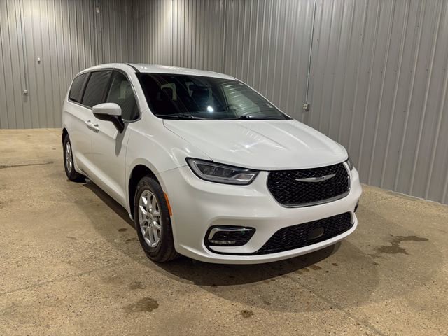 Used 2023 Chrysler Pacifica Touring image 9