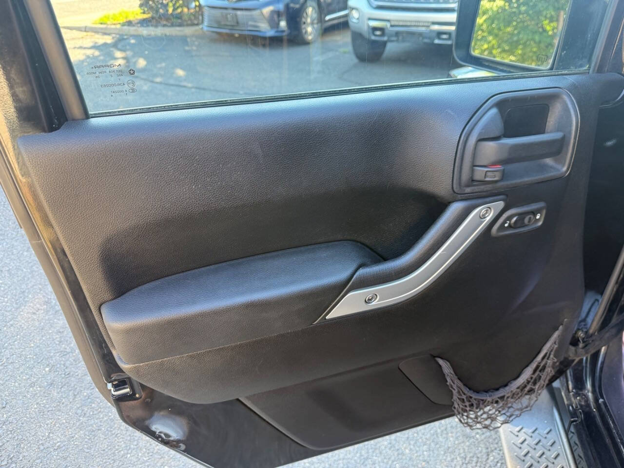 Used 2012 Jeep Wrangler Unlimited Sahara w/ Connectivity Group AWD/4WD image 9