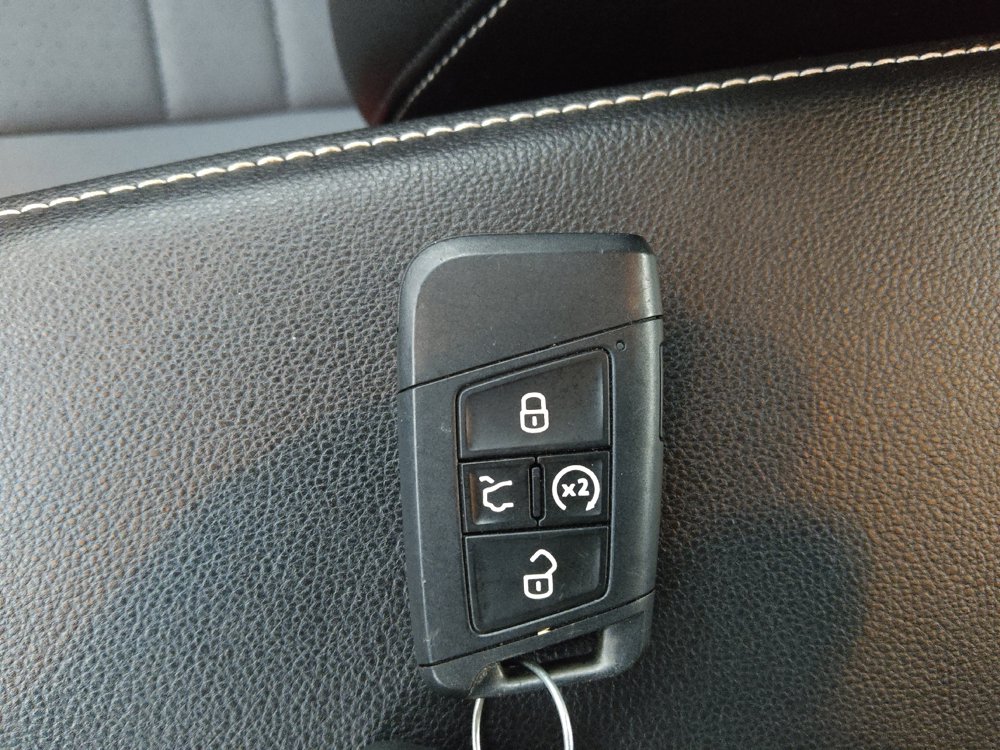 Used 2025 Volkswagen Jetta SE w/ Sunroof Package FWD image 32