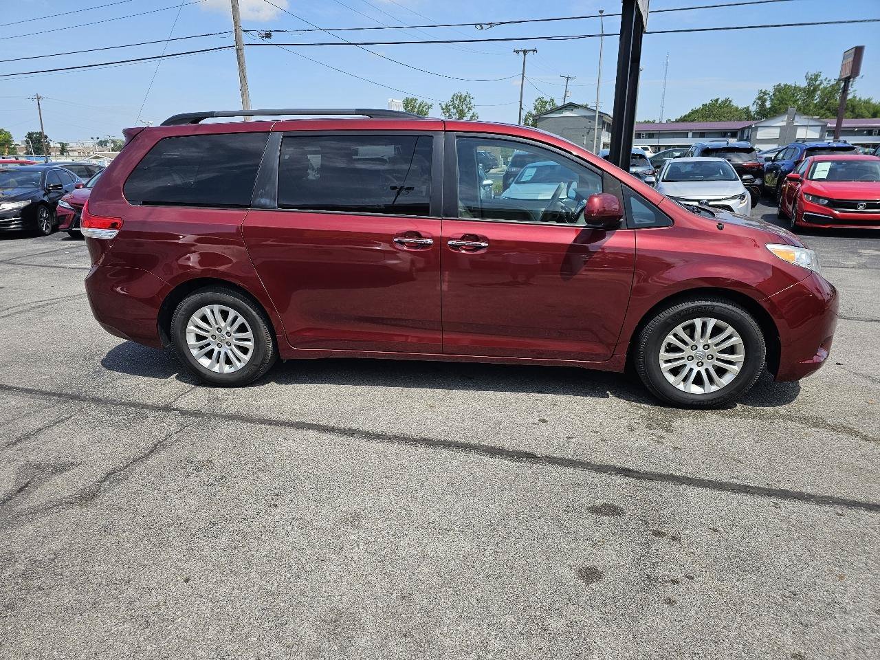 Used 2014 Toyota Sienna XLE w/ Entertainment Package FWD image 5