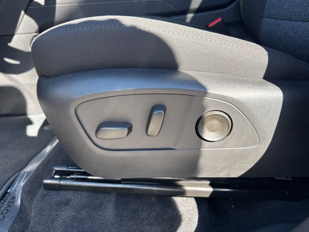 Used 2025 GMC Acadia Elevation image 10