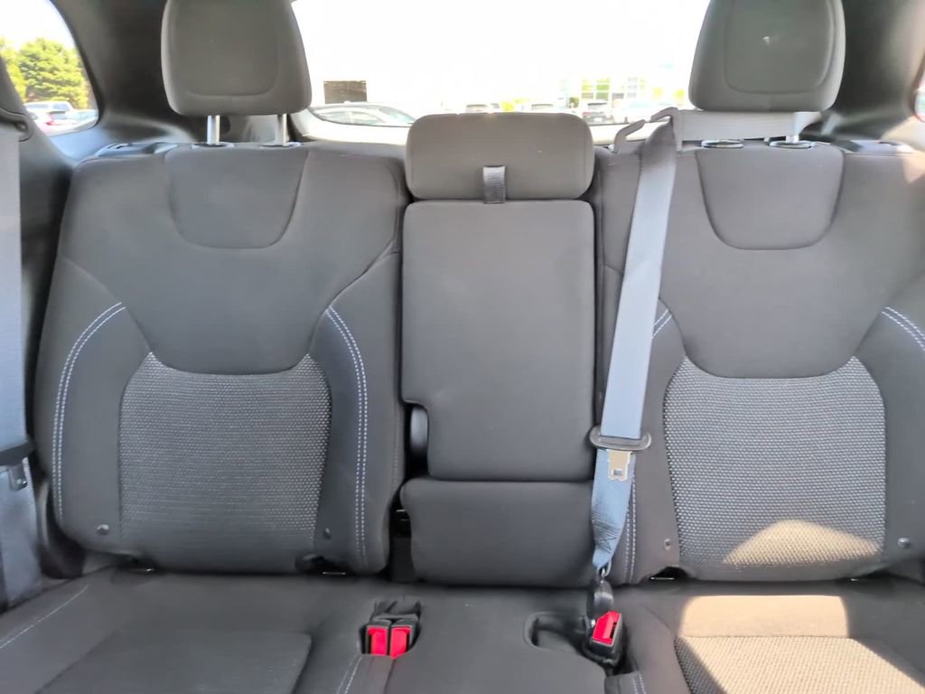 Used 2019 Jeep Cherokee Latitude w/ Cold Weather Group AWD/4WD image 30