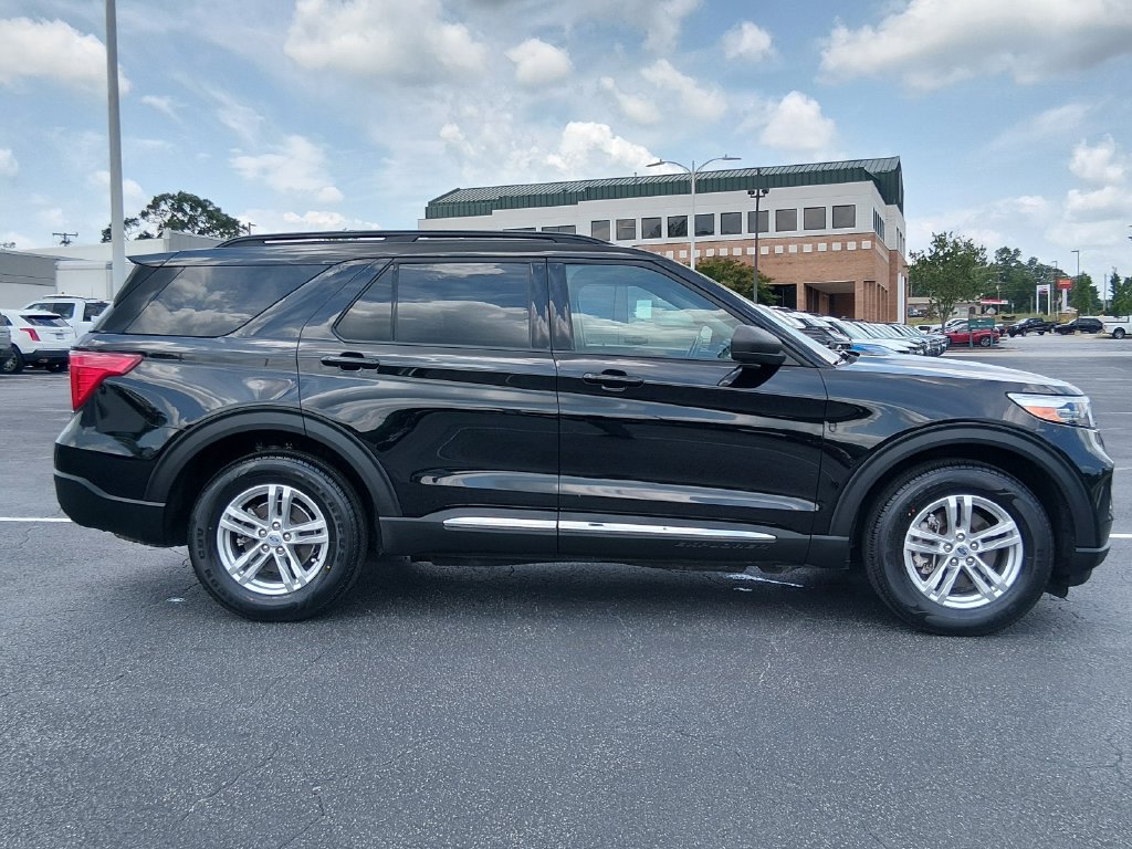 Certified 2023 Ford Explorer XLT w/ Equipment Group 202A AWD/4WD image 3