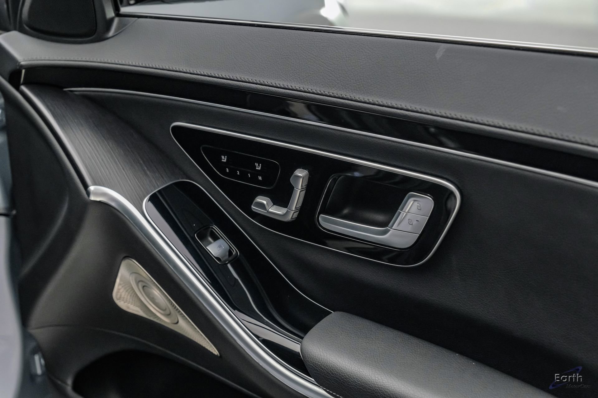 Used 2022 Mercedes-Benz S 580 4MATIC Sedan w/ AMG Line Package image 95