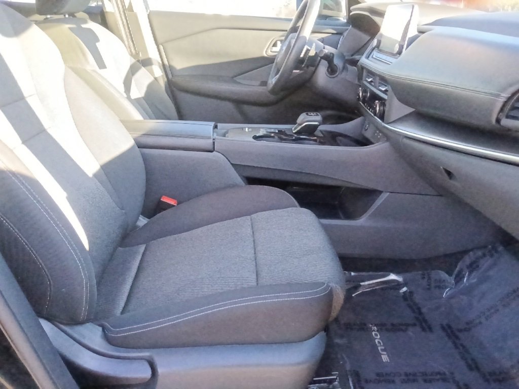 Used 2024 Nissan Rogue SV image 30