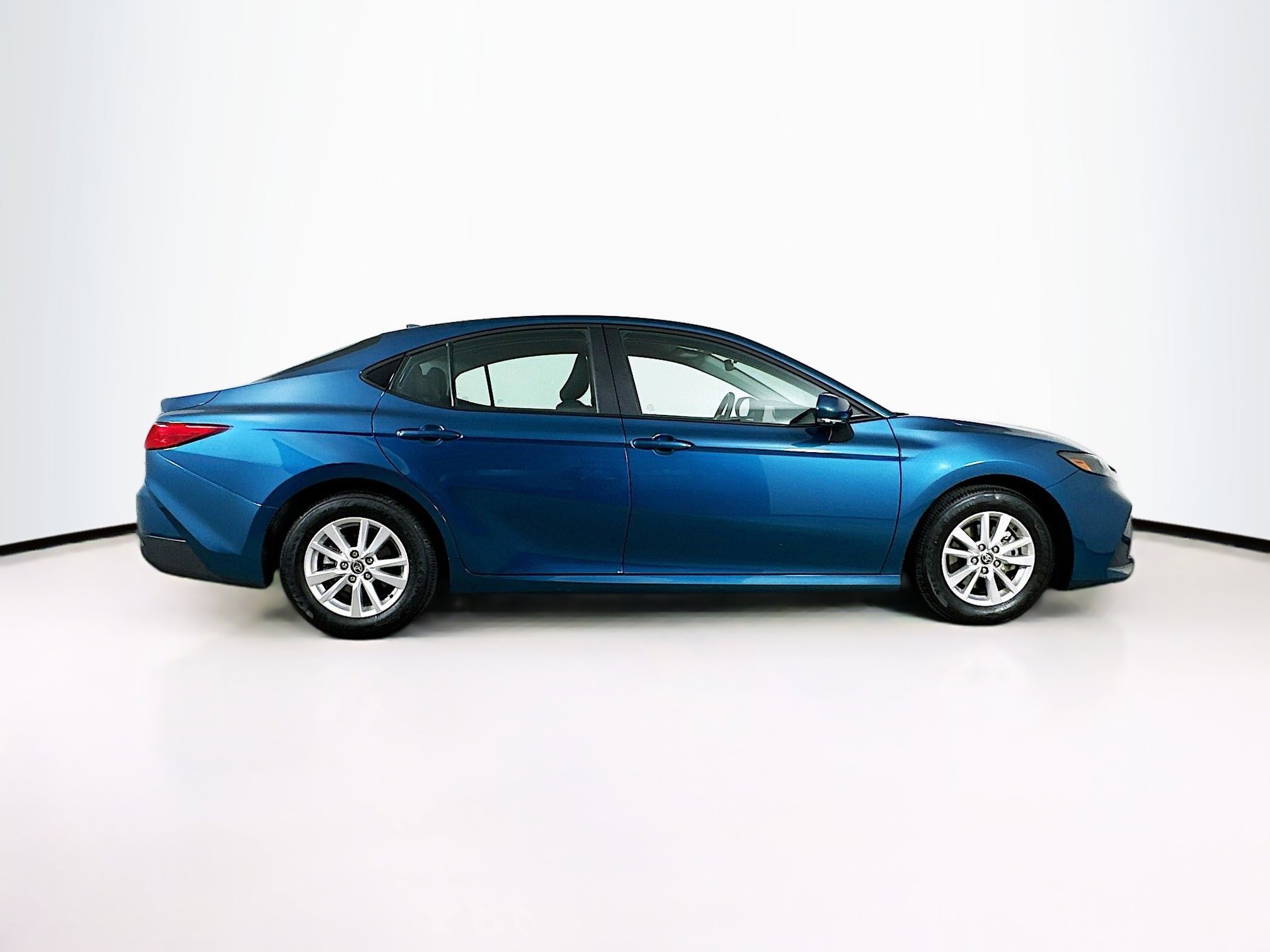 Used 2025 Toyota Camry LE image 10