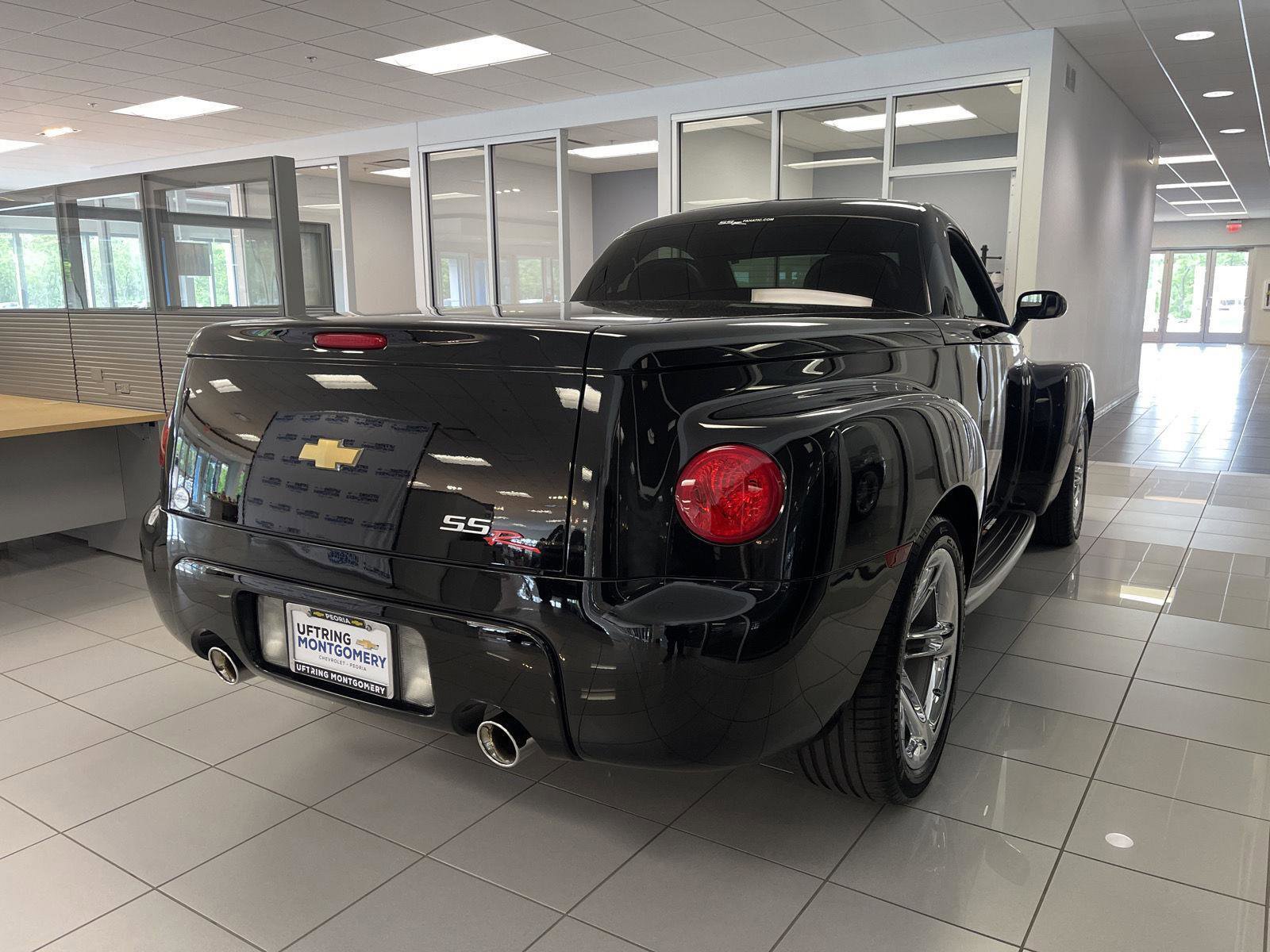 Used 2003 Chevrolet SSR w/ Preferred Equipment Group RWD image 5