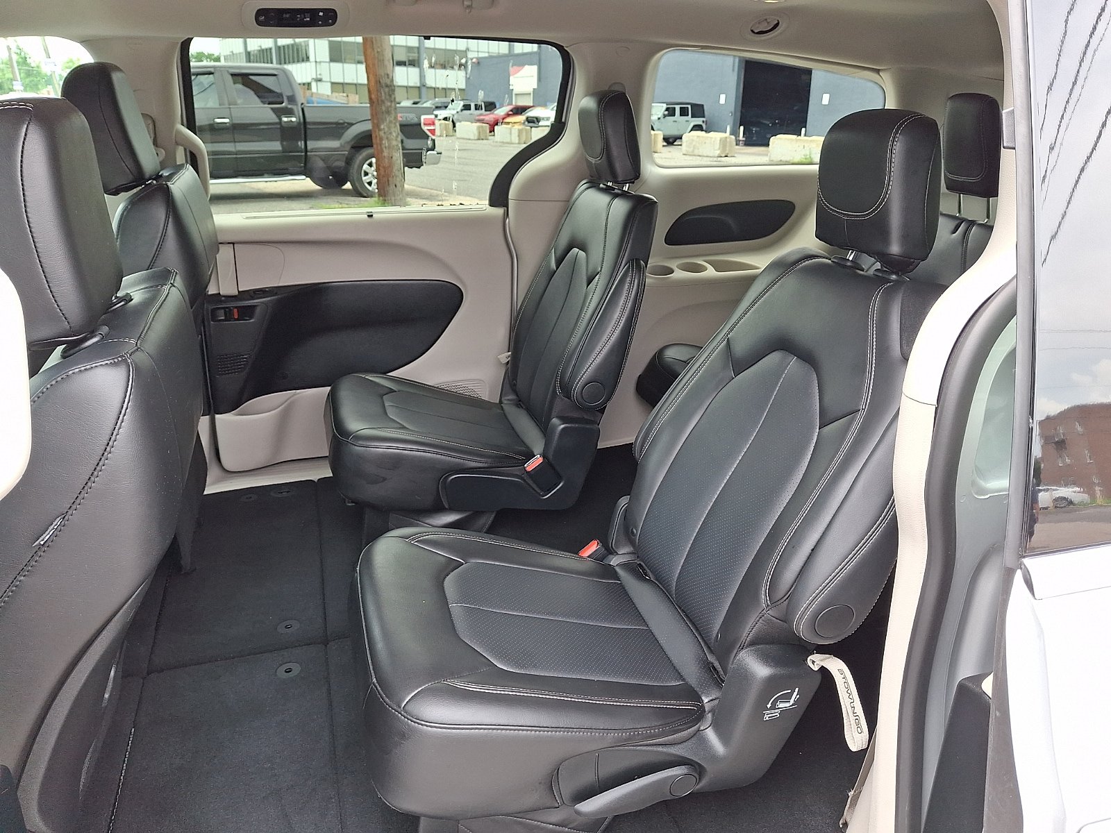 Used 2024 Chrysler Pacifica Touring-L FWD image 8