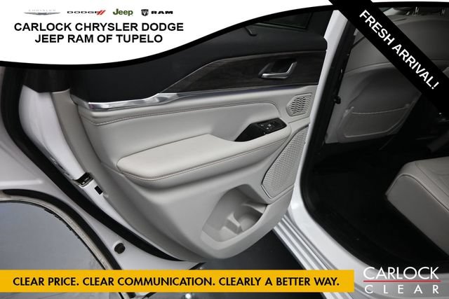Used 2023 Jeep Grand Cherokee Overland w/ Luxury Tech Group IV AWD/4WD image 26
